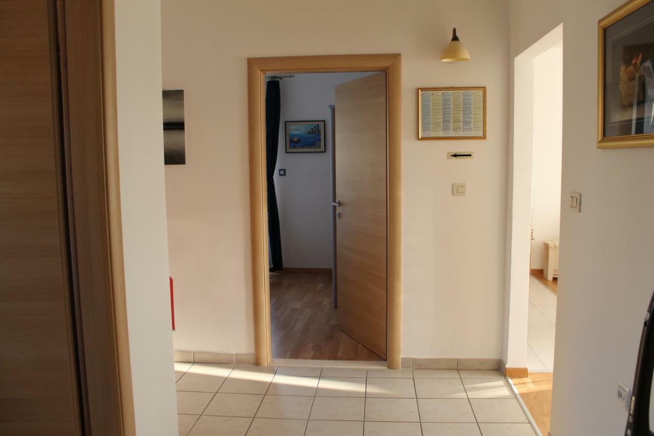 Appartement Apartman Nives à Trogir Extérieur photo